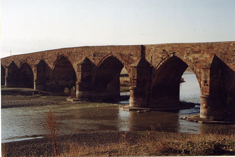 Erzurum_Seljuk_Bridge.jpg